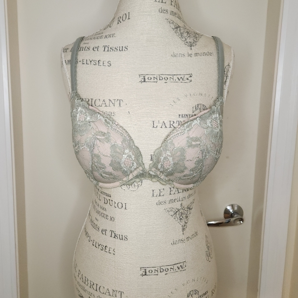 Victoria's Secret Vintage Lace Pushup Bra